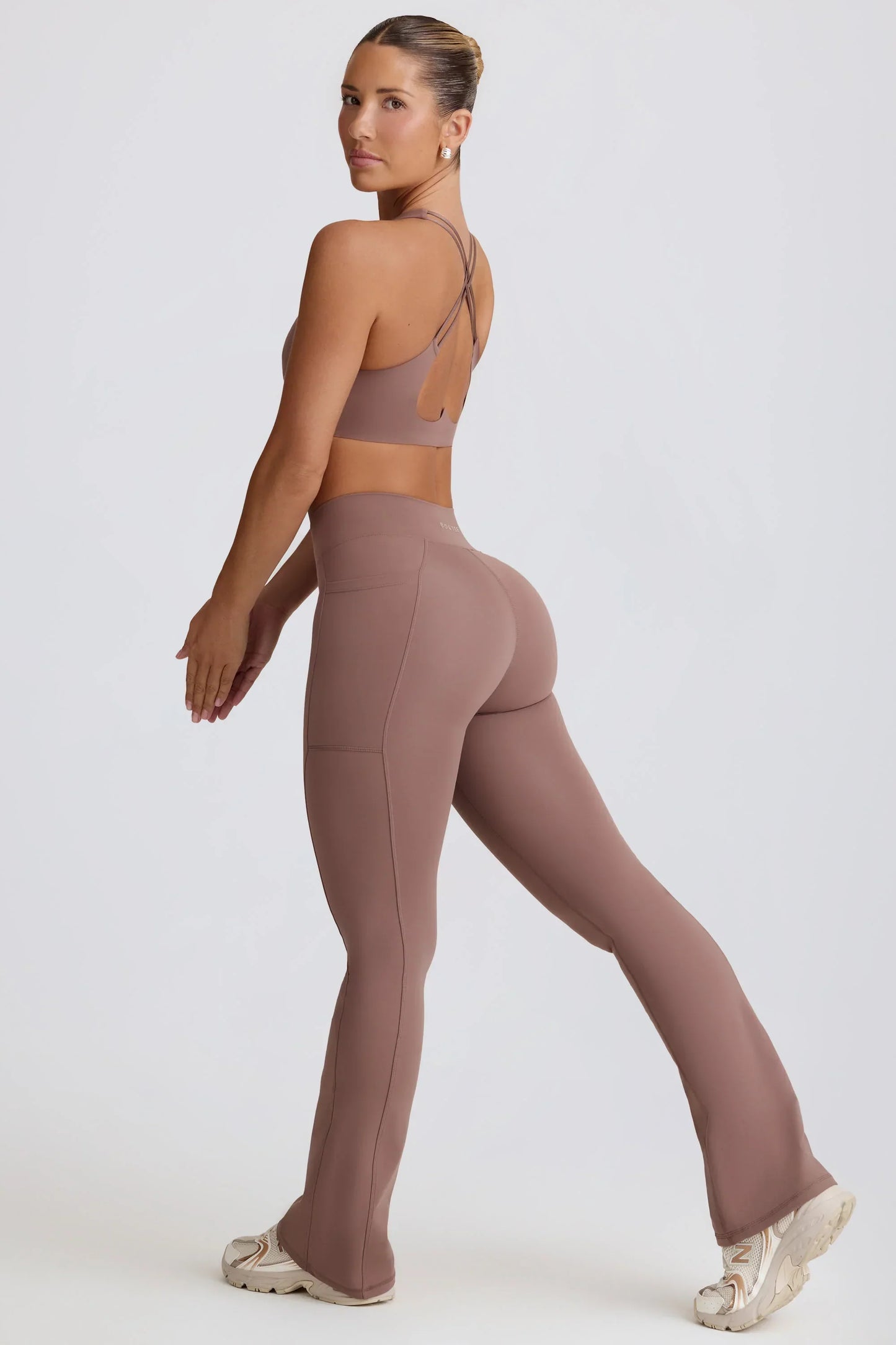 Soft Active V Waist Pocket Flared Leggings in Mocha